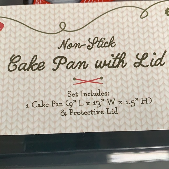 Holiday gnome non stick cake pan with lid - Picture 4 of 4